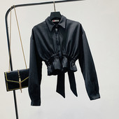 Modern női rövid ing klasszikus gallérral és csupasz háttal