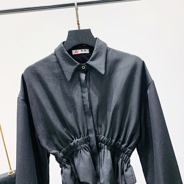 Modern női rövid ing klasszikus gallérral és csupasz háttal