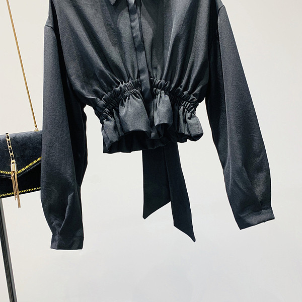 Modern női rövid ing klasszikus gallérral és csupasz háttal