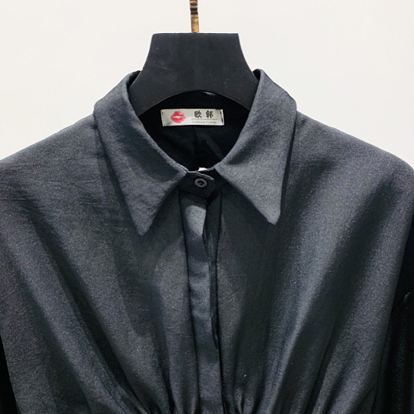 Modern női rövid ing klasszikus gallérral és csupasz háttal