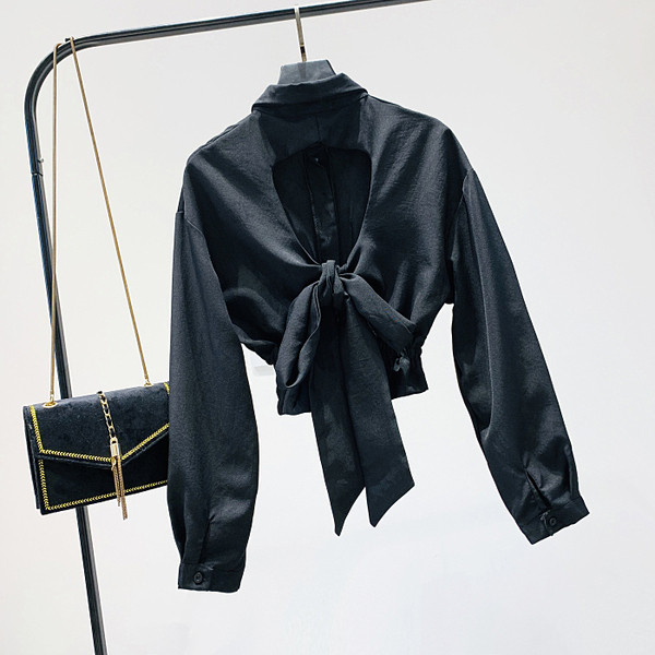 Modern női rövid ing klasszikus gallérral és csupasz háttal