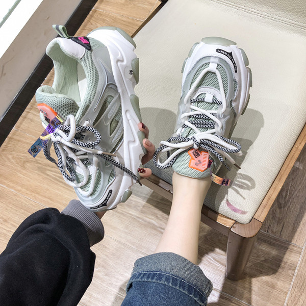 Aktuális női tornacipő durva talppal és fűzővel