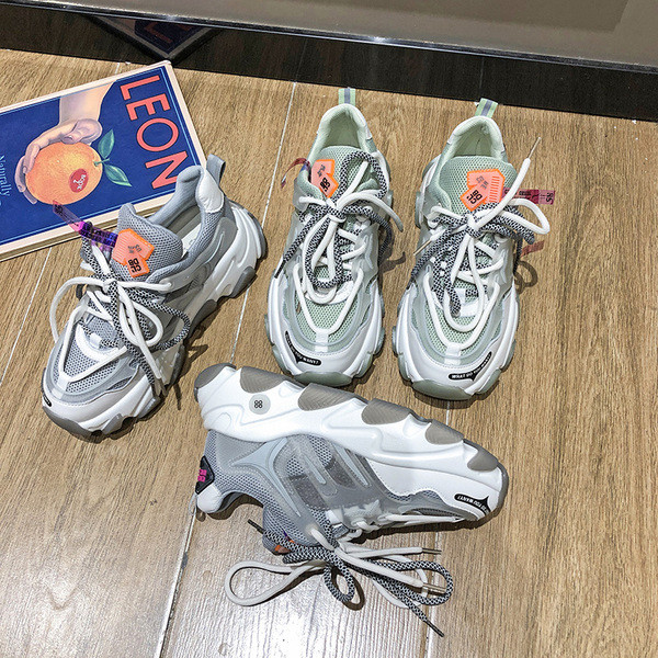 Aktuális női tornacipő durva talppal és fűzővel