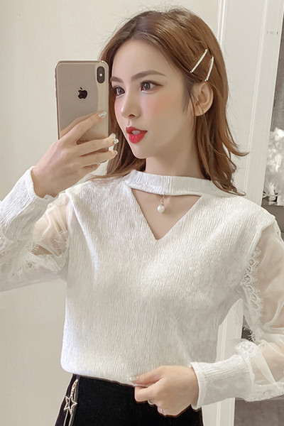 Μοντέρνο γυναικείο πουκάμισο με μανίκια δαντέλας και V-neck σε λευκό και μαύρο χρώμα