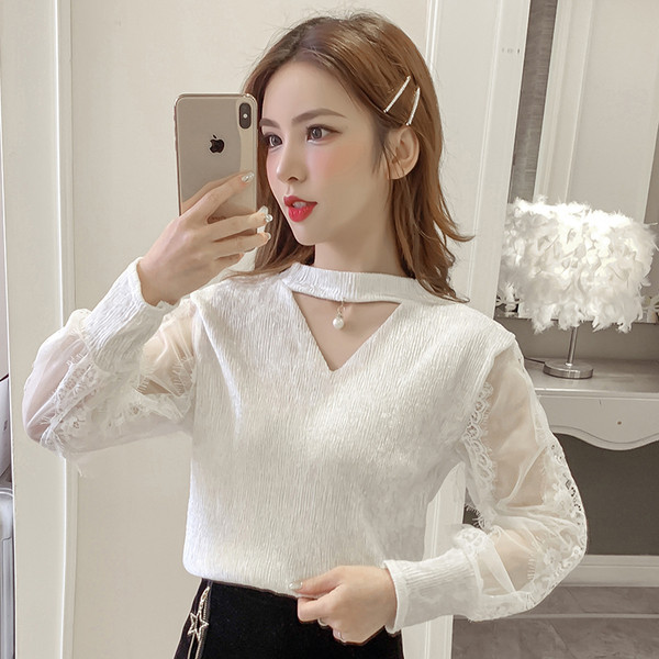 Μοντέρνο γυναικείο πουκάμισο με μανίκια δαντέλας και V-neck σε λευκό και μαύρο χρώμα