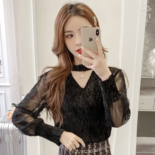 Μοντέρνο γυναικείο πουκάμισο με μανίκια δαντέλας και V-neck σε λευκό και μαύρο χρώμα