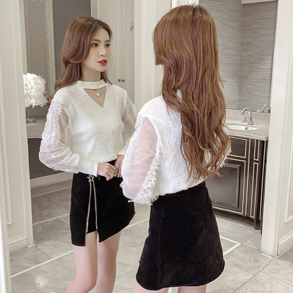 Μοντέρνο γυναικείο πουκάμισο με μανίκια δαντέλας και V-neck σε λευκό και μαύρο χρώμα