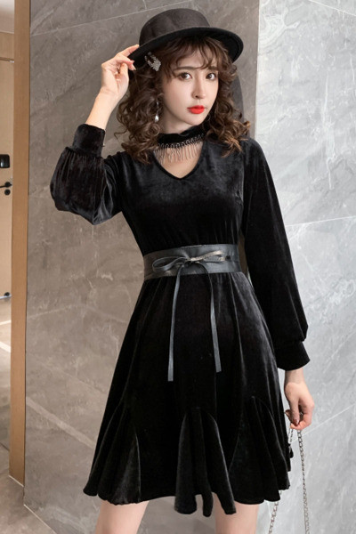 Stílusos női bársonyruha fekete és bőr övvel