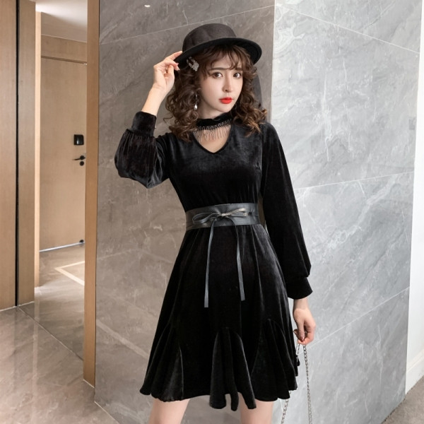 Stílusos női bársonyruha fekete és bőr övvel