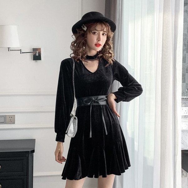 Stílusos női bársonyruha fekete és bőr övvel