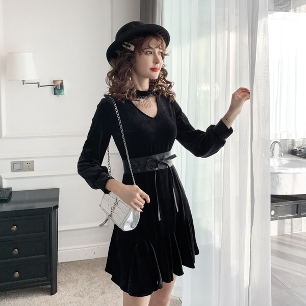 Stílusos női bársonyruha fekete és bőr övvel