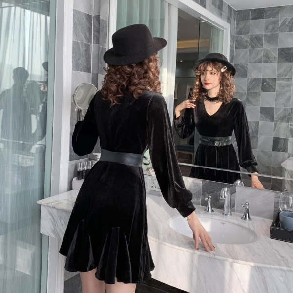 Stílusos női bársonyruha fekete és bőr övvel