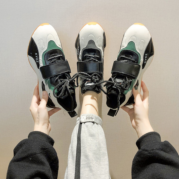 Eko bőrből készült magas női tornacipő lapos talppal, matricákkal és megkötősekkel