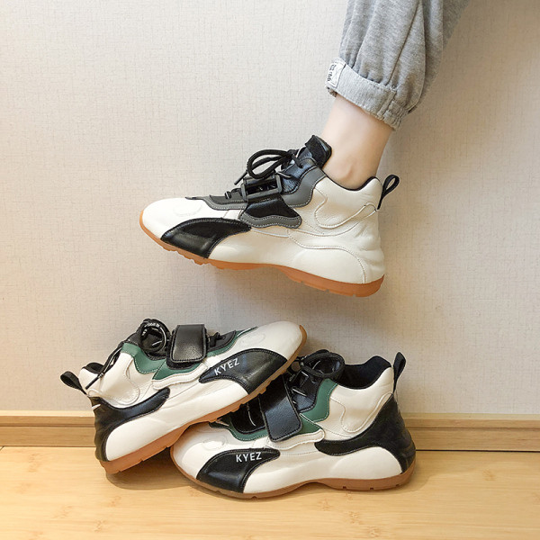 Eko bőrből készült magas női tornacipő lapos talppal, matricákkal és megkötősekkel