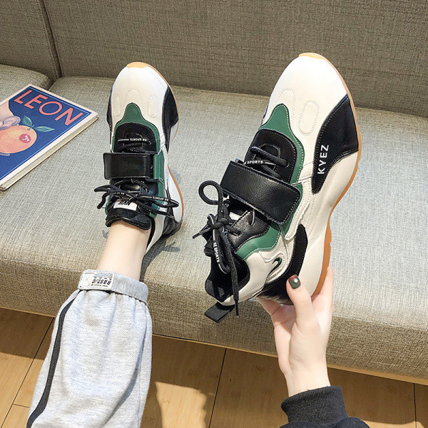 Eko bőrből készült magas női tornacipő lapos talppal, matricákkal és megkötősekkel