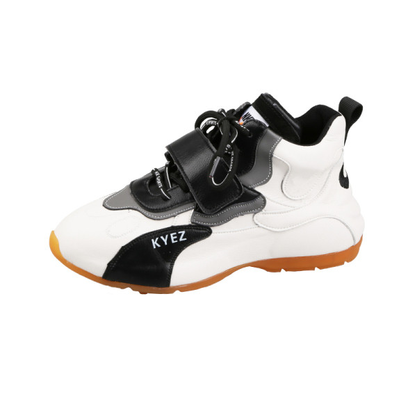 Eko bőrből készült magas női tornacipő lapos talppal, matricákkal és megkötősekkel