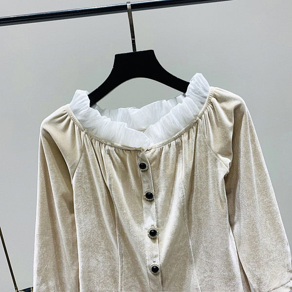 Modern női blúz ovális nyakkivágással és bársonygombokkal