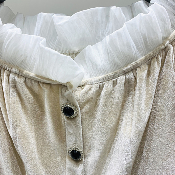 Modern női blúz ovális nyakkivágással és bársonygombokkal