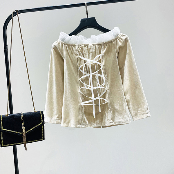 Modern női blúz ovális nyakkivágással és bársonygombokkal