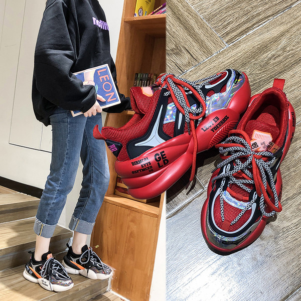 Légáteresztő női sportcipő durva talppal és színes nyakkendőkkel