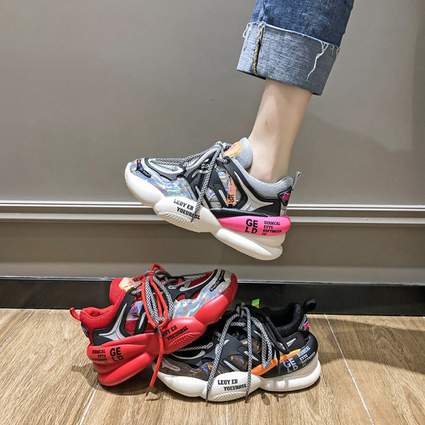 Légáteresztő női sportcipő durva talppal és színes nyakkendőkkel