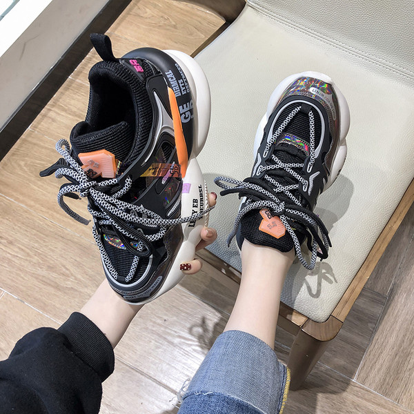 Légáteresztő női sportcipő durva talppal és színes nyakkendőkkel