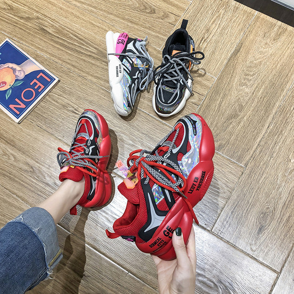 Légáteresztő női sportcipő durva talppal és színes nyakkendőkkel