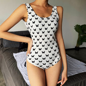 Modern női test széles pántokkal, csupasz háttal, pillangós mintával