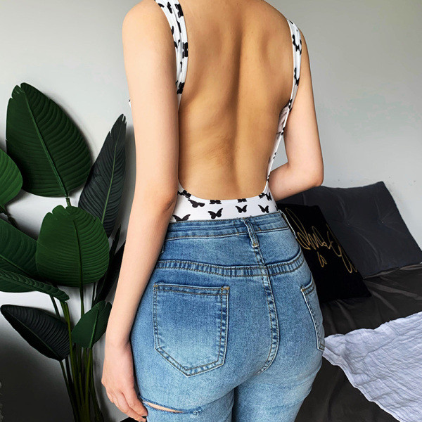 Modern női test széles pántokkal, csupasz háttal, pillangós mintával