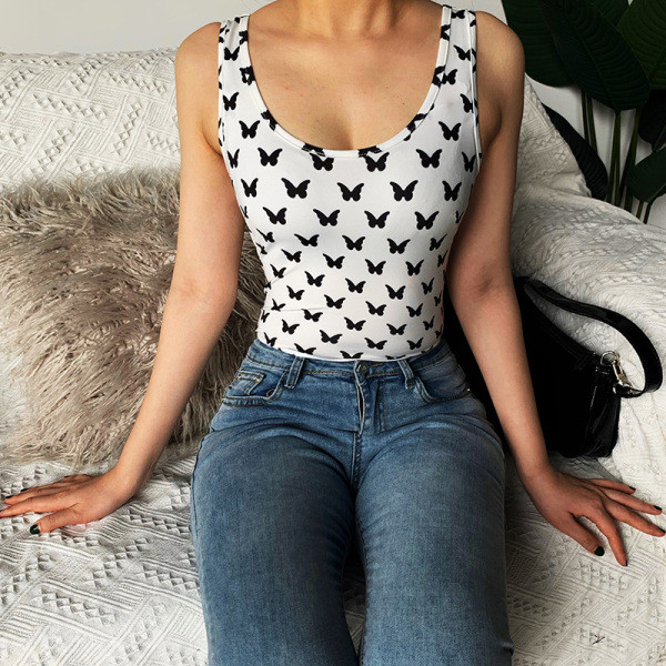 Modern női test széles pántokkal, csupasz háttal, pillangós mintával