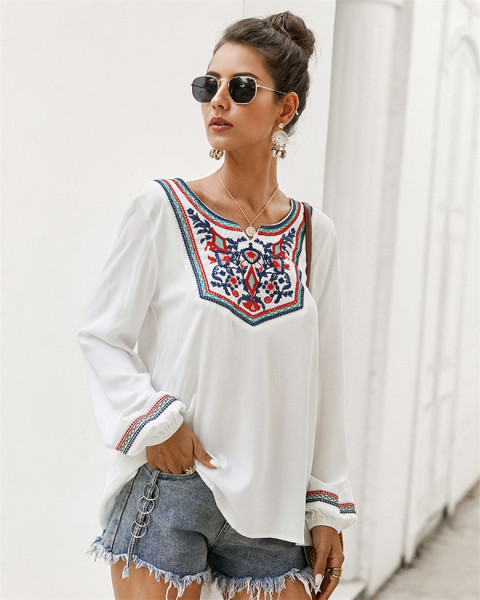 Új modell női blúz ovális nyakkivágással és hímzéssel