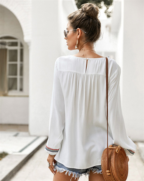 Új modell női blúz ovális nyakkivágással és hímzéssel