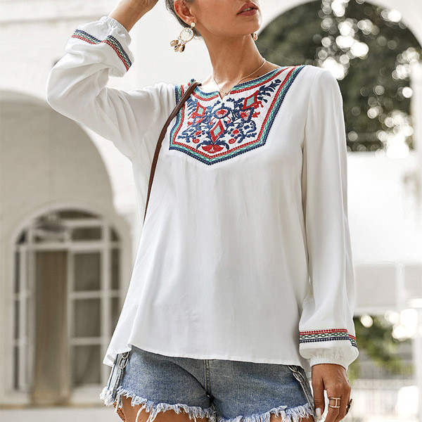 Új modell női blúz ovális nyakkivágással és hímzéssel