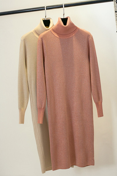 Női téli kötött ruha pólógallérral, hosszú ujjal és fényes hatású