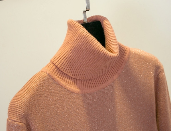 Női téli kötött ruha pólógallérral, hosszú ujjal és fényes hatású