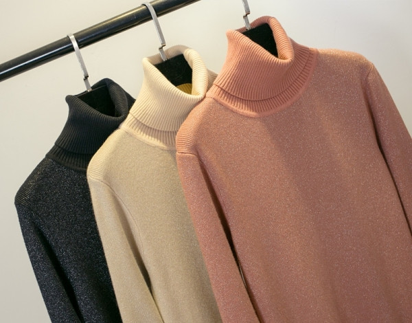 Női téli kötött ruha pólógallérral, hosszú ujjal és fényes hatású