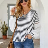 Női csíkos blúz széles ujjakkal és spitz nyakkivágással