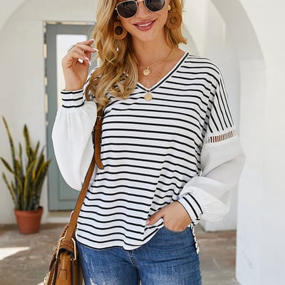 Női csíkos blúz széles ujjakkal és spitz nyakkivágással