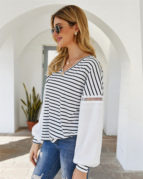 Női csíkos blúz széles ujjakkal és spitz nyakkivágással
