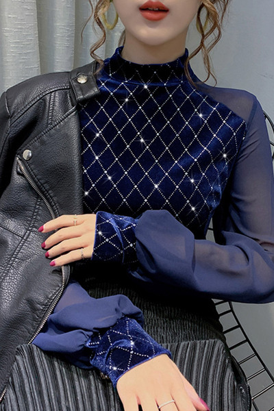 Κομψή βελούδινη γυναικεία μπλούζα με φαρδιά μανίκια και ημικυκλικό κολάρο