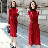 Kötött női ruha modell közepes hosszúságú, csipkével és övvel