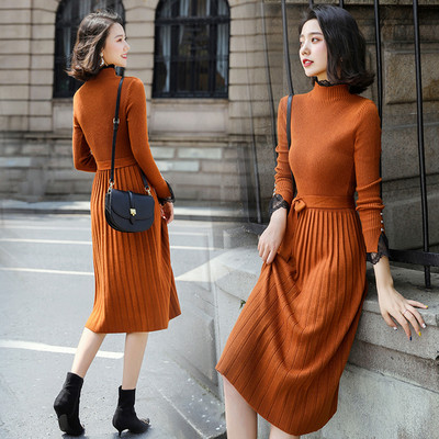 Kötött női ruha modell közepes hosszúságú, csipkével és övvel