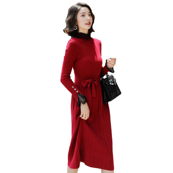 Kötött női ruha modell közepes hosszúságú, csipkével és övvel