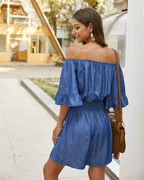 Νέο μοντέρνο σύντομο γυναικείο φόρεμα με λαιμόκοψη