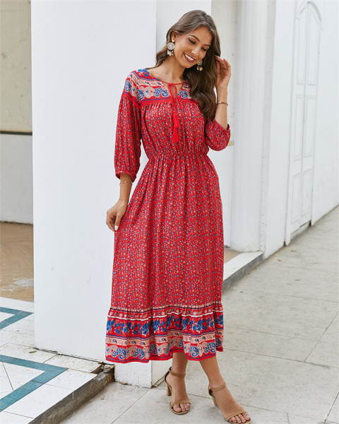 Kivágott modell női ruha 3/4-es ujjal, virágos motívumokkal