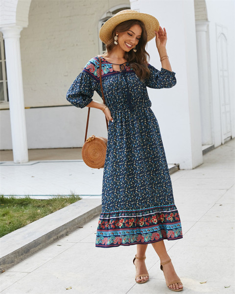 Kivágott modell női ruha 3/4-es ujjal, virágos motívumokkal