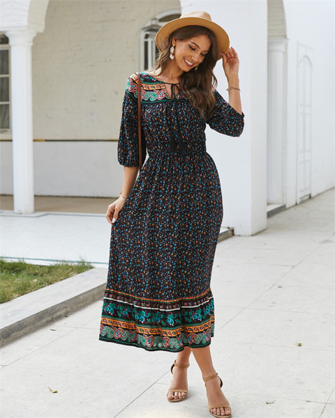 Kivágott modell női ruha 3/4-es ujjal, virágos motívumokkal