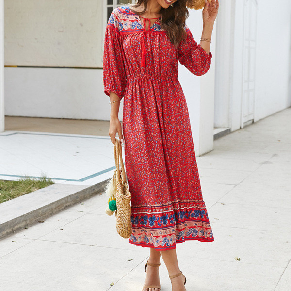 Kivágott modell női ruha 3/4-es ujjal, virágos motívumokkal