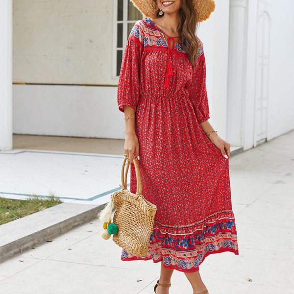 Kivágott modell női ruha 3/4-es ujjal, virágos motívumokkal