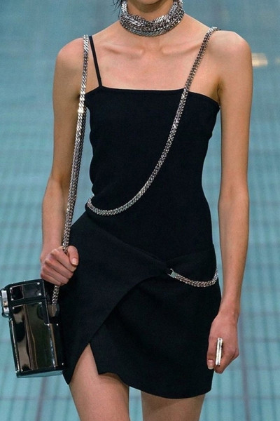 Lühike musta kleidiga liibuv mudel õhukeste rihmade ja metallkettidega